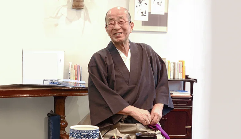無風庵茶会で挨拶をする横倉恒雄先生