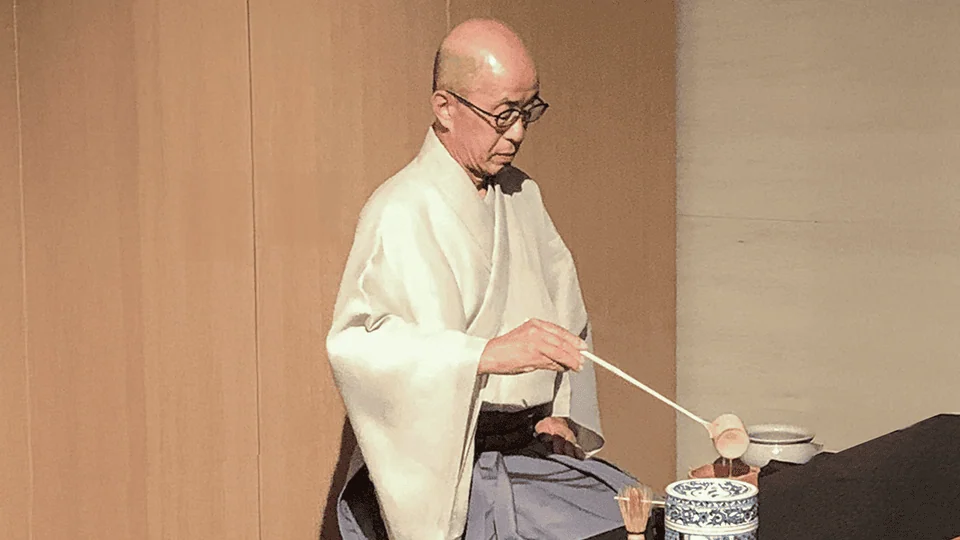 クリニックde茶道会でお点前を行う横倉恒雄先生